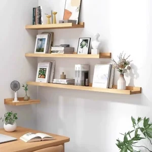 Vägghylla i trä med minimalistisk stil och rustik känsla