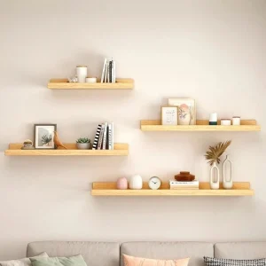 Vägghylla i trä med minimalistisk stil och rustik känsla