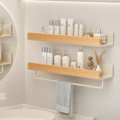 Väggmonterad badrumshylla i trä och aluminium med handdukstång