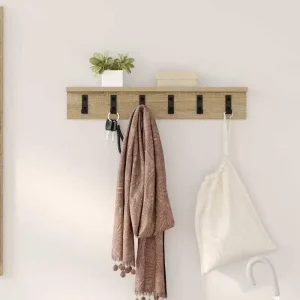 Vägghängd hatthylla med krokar och hylla i trä, minimalistisk för hall