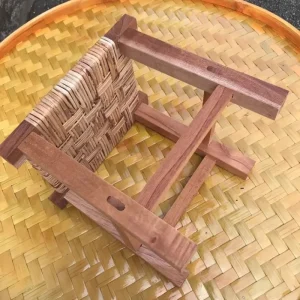 Modern låg pall i trä med flätad sits, 27×27×30 cm