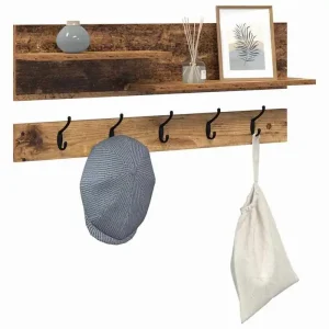 Väggmonterad hatthylla i trä med krokar och hyllor, minimalistisk