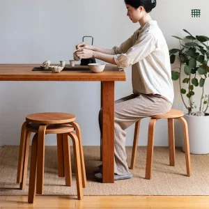 Rund minimalistisk träpall i nordisk stil – stapelbar fotpall