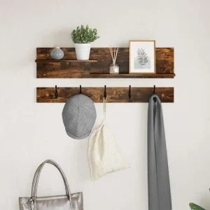 Väggmonterad hatthylla i trä med krokar och hyllor, minimalistisk