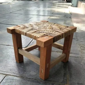 Modern låg pall i trä med flätad sits, 27×27×30 cm