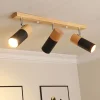 Nordisk taklampa i trä med vridbara spotlights för vardagsrum