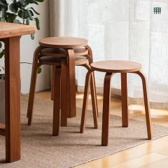 Rund minimalistisk träpall i nordisk stil – stapelbar fotpall
