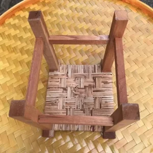 Modern låg pall i trä med flätad sits, 27×27×30 cm