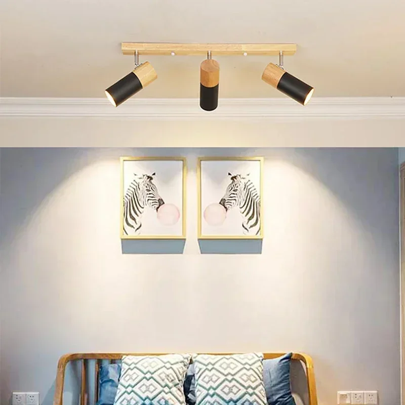 Nordisk taklampa i trä med vridbara spotlights för vardagsrum 4 Nordisk taklampa i trä med vridbara spotlights för vardagsrum - Bild 4
