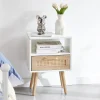 Modern nattduksbord i rattan med 1 låda och solida träben