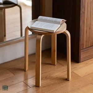 Rund minimalistisk träpall i nordisk stil – stapelbar fotpall