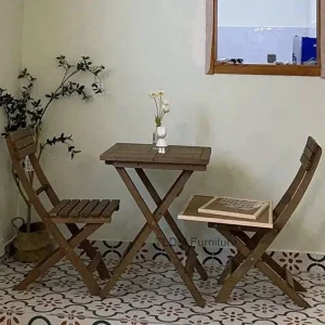 Fällbar trädgårdsmöbel i modern stil med bord och stolar