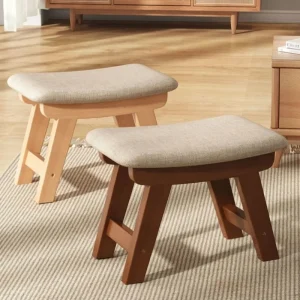 Modern minimalistisk pall i massivt trä med kudde och halkskydd