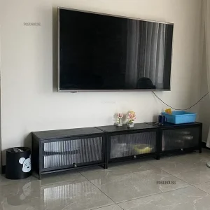 Modern TV-bänk med flipdörrar i trä för vardagsrum