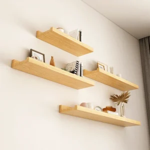 Vägghylla i trä med minimalistisk stil och rustik känsla