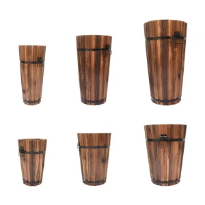 Vintage träkruka i rustik bucketdesign för uteplats och balkong