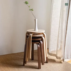 Rund minimalistisk träpall i nordisk stil – stapelbar fotpall