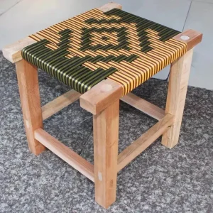 Modern låg pall i trä med flätad sits, 27×27×30 cm