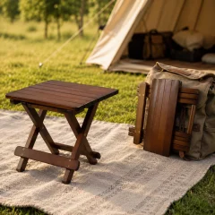 Hopfällbar campingpall i massivt bokträ – lätt och portabel