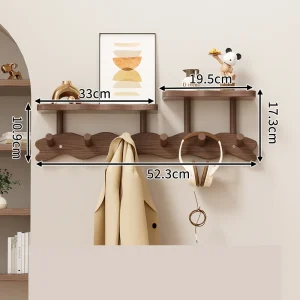 Vägghängd klädhängare i trä med hylla och självhäftande krokar
