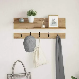 Väggmonterad hatthylla i trä med krokar och hyllor, minimalistisk