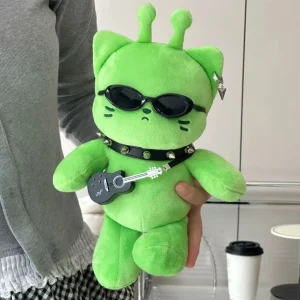 Alternative view of Grönt alienkatt-gosedjur 25–27 cm i mjuk plysch med gitarrdetalj