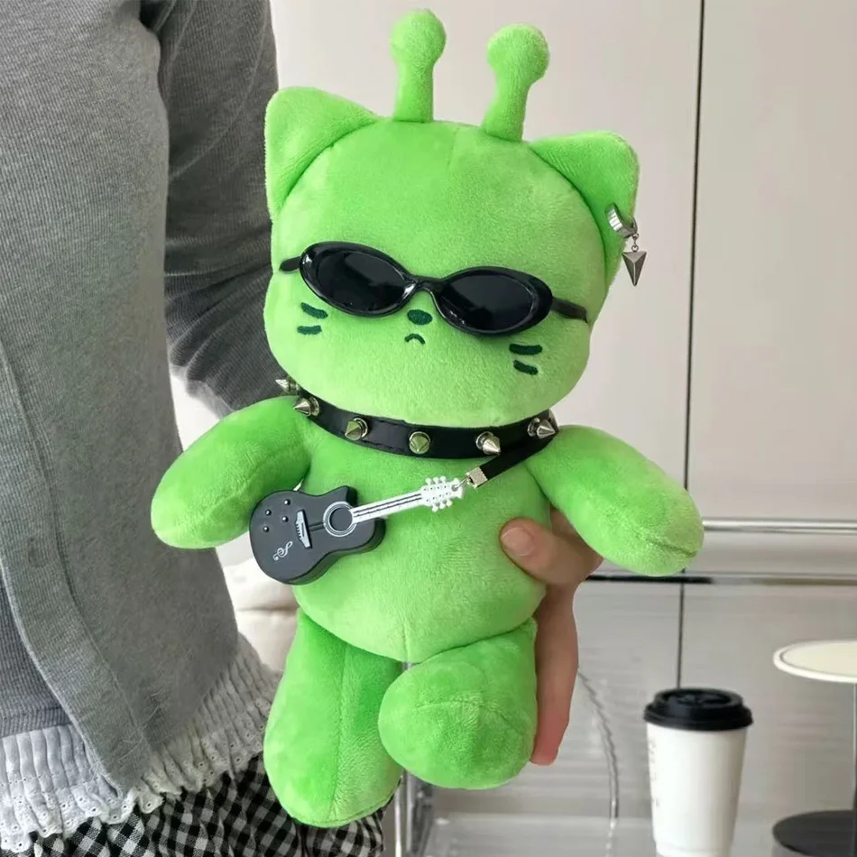 Grönt alienkatt-gosedjur 25–27 cm i mjuk plysch med gitarrdetalj 2 Grönt alienkatt-gosedjur 25–27 cm i mjuk plysch med gitarrdetalj - Bild 2
