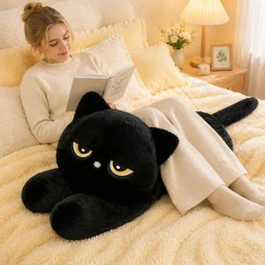 Black Cat plyschkudde 60 eller 90 cm – liggande svart kattdesign