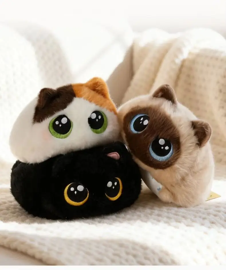 Storögt kattgosedjur i liggande design – calico och siamesisk katt 1 Storögt kattgosedjur i liggande design – calico och siamesisk katt