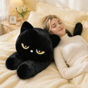Black Cat plyschkudde 60 eller 90 cm – liggande svart kattdesign
