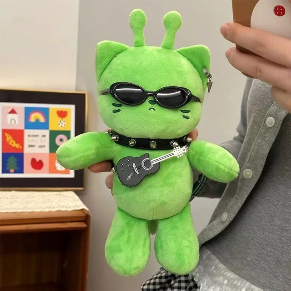 Grönt alienkatt-gosedjur 25–27 cm i mjuk plysch med gitarrdetalj 3 Grönt alienkatt-gosedjur 25–27 cm i mjuk plysch med gitarrdetalj - Bild 3