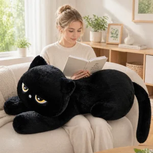 Black Cat plyschkudde 60 eller 90 cm – liggande svart kattdesign