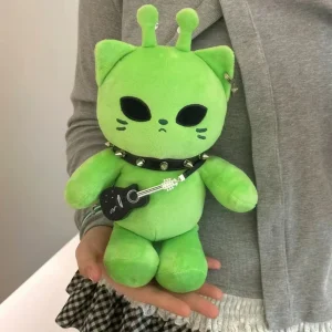 Grönt alienkatt-gosedjur 25–27 cm i mjuk plysch med gitarrdetalj