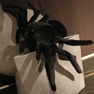 Jättestort svart spider gosedjur, mjukt och realistiskt i retrostil för Halloween 11 Jättestort svart spider gosedjur, mjukt och realistiskt i retrostil för Halloween