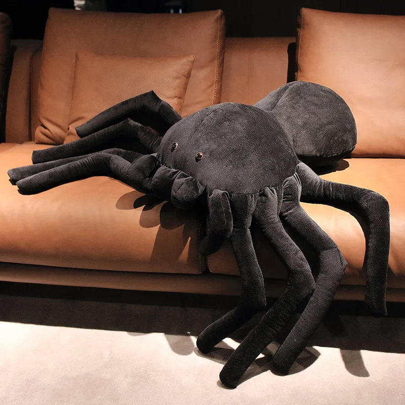 Jättestort svart spider gosedjur, mjukt och realistiskt i retrostil för Halloween 22 Svart spindelgosedjur placerat på en soffa, med tydlig helhetsform.
