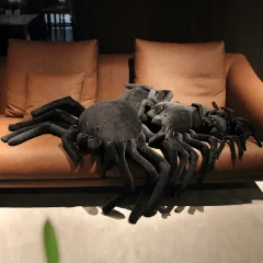 Jättestort svart spider gosedjur, mjukt och realistiskt i retrostil för Halloween