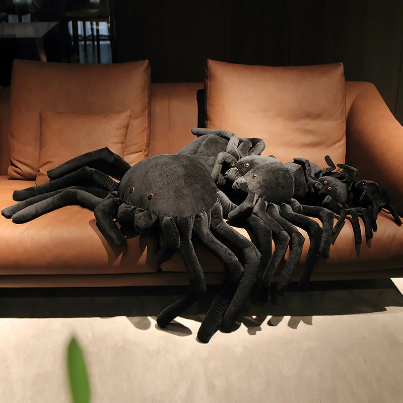 Jättestort svart spider gosedjur, mjukt och realistiskt i retrostil för Halloween 20 Svart mjuk spindel på en soffa, visad i helfigur.