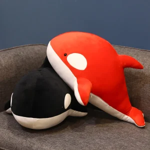Orca gosedjur i flera varianter med marina djurmotiv i svart och rött, 60–80 cm