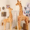 Ett stort giraffe gosedjur i verklighetstrogen design, 35–120 cm, som present till barn