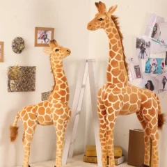 Ett stort giraffe gosedjur i verklighetstrogen design, 35–120 cm, som present till barn