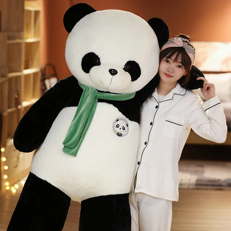 Sött, mjukt panda gosedjur för barn och som present till födelsedag eller jul, 100–120 cm 24 En flicka kramar en stor panda-plush.
