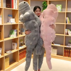 Mjuk liggande kudde och lekmatta i tecknad design, crocodile gosedjur som present