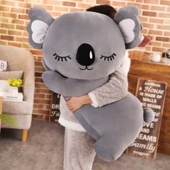 Koala gosedjur som plyschkudde, avslappnad tecknad stil, grå och rosa, 35–75 cm