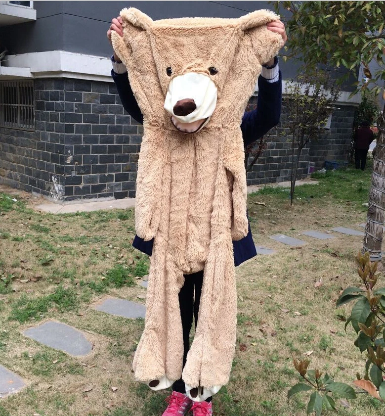 Mjukt björn gosedjur med jättestor teddybjörnsdesign, 100–200 cm, present för barn 20 En person bär en stor mjukisbjörn i helfigur.