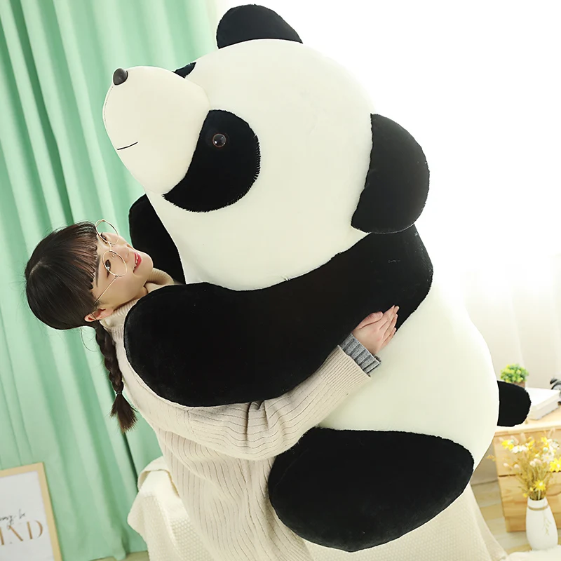 Kramvänligt panda gosedjur i kawaii-stil, naturtroget som leksak och födelsedagspresent 20 En person kramar en stor panda-plushie.