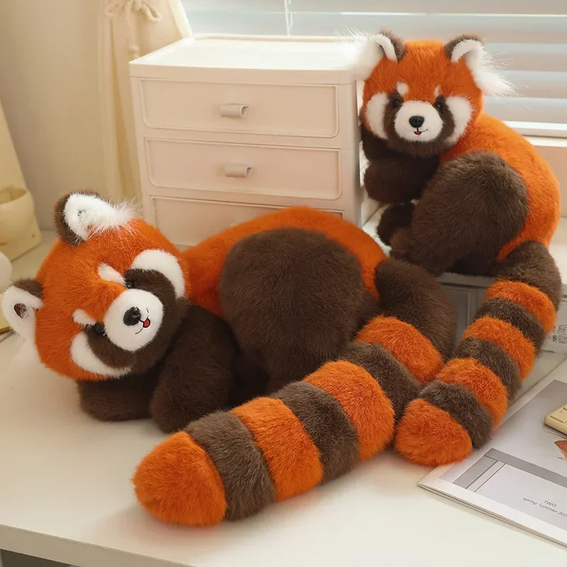Realistiskt liggande panda gosedjur som röd panda och tvättbjörn, kramkudde 21 Två mjukisdjur av röd panda med orangebrun färgsättning och liggande form.