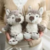 Wolf gosedjur i grått med gullig tecknad design, fluffig och mjuk känsla, 24 cm