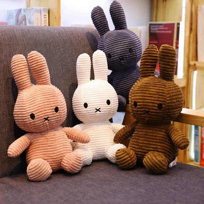 Miffy, ett kanin gosedjur i kawaii-stil med tecknad design, barnpresent och dekoration 18 Fyra färgglada plyschkaniner arrangerade tillsammans på en soffa.