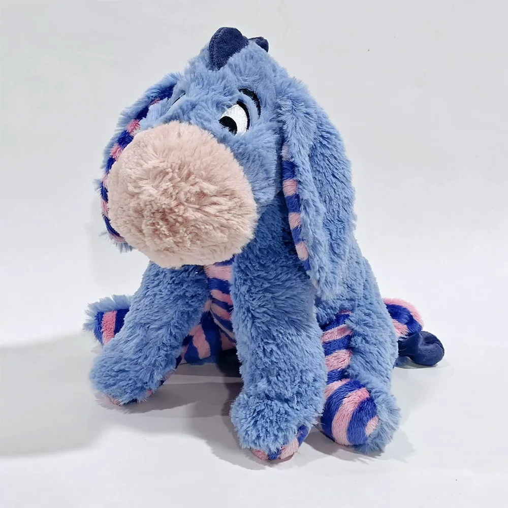 Winnie Pooh-karaktärer gosedjur i tecknad seriestil med animeinspirerad design 15 Visa Eeyore snett framifrån med den ljusa nosen och de rosa och mörkblå ränderna.