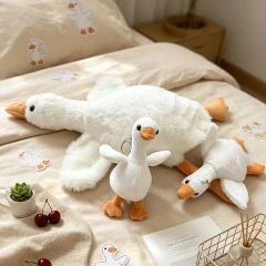 Söt vit gås och gul anka som mjuk plyschfigur, väskhänge och födelsedagspresent